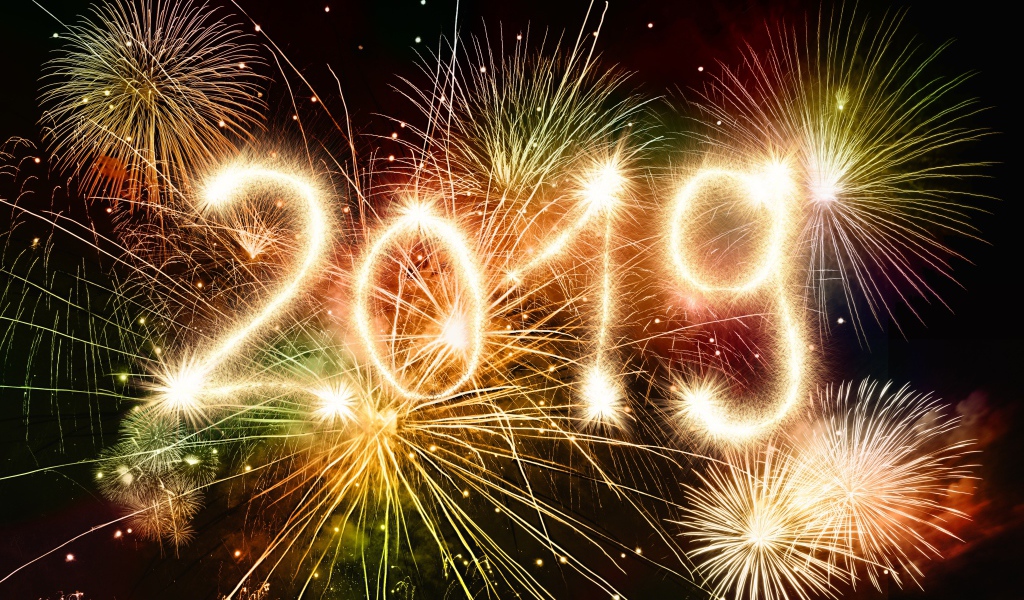 Красивые яркие цифры 2019 на фоне салюта