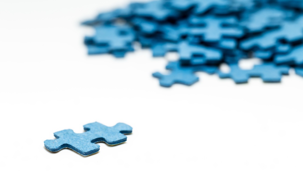 Синий пазл на белом фоне