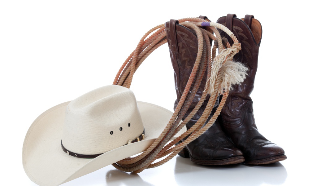 Сапоги, ковбойская шляпа и лассо на белом фоне