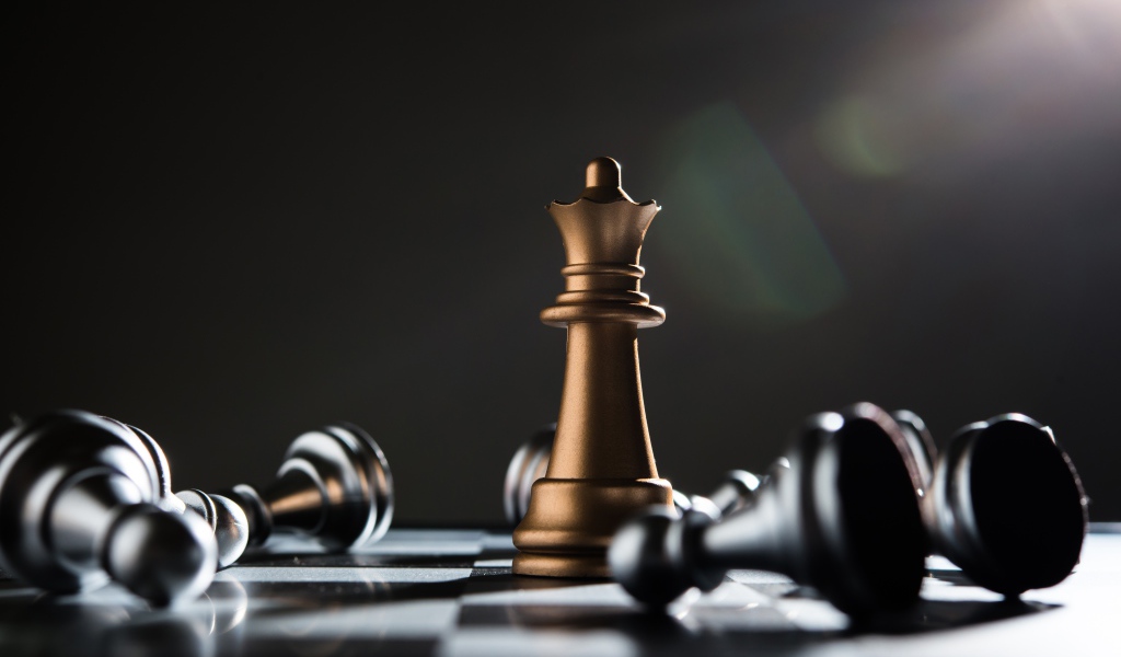 Шахматная королева на доске с пешками 