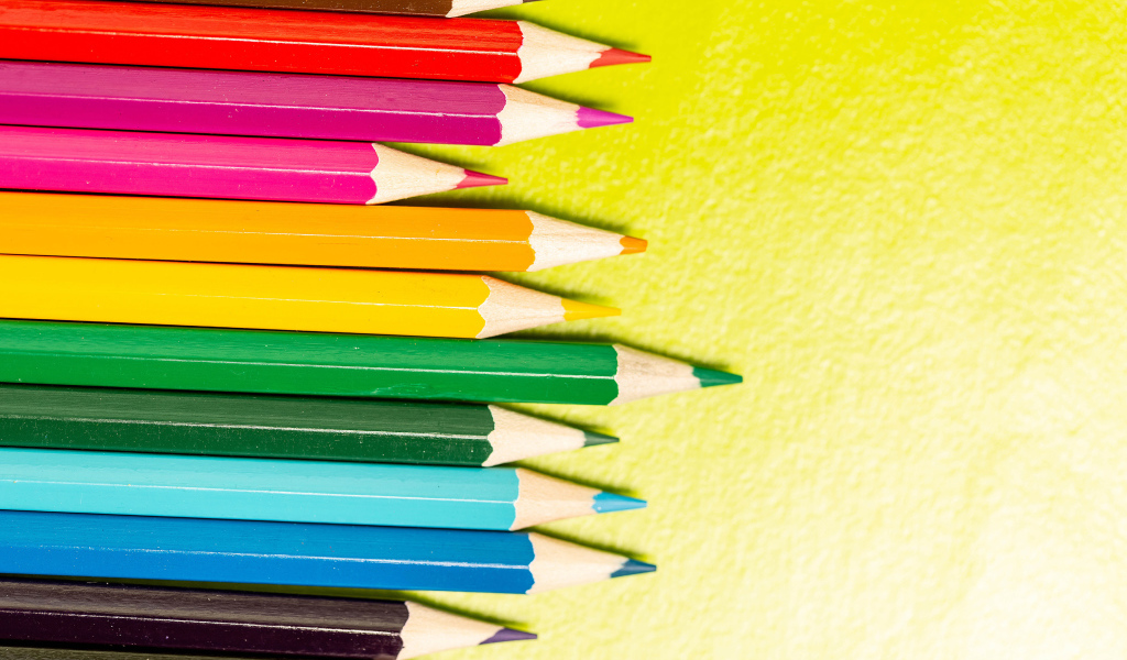 Разноцветные карандаши для рисования лежат на столе