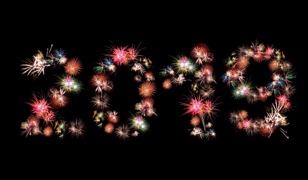 Цифры 2019 из салюта на черном фоне