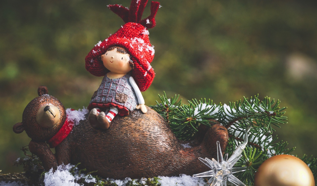 Статуэтка Маша и медведь с еловой веткой