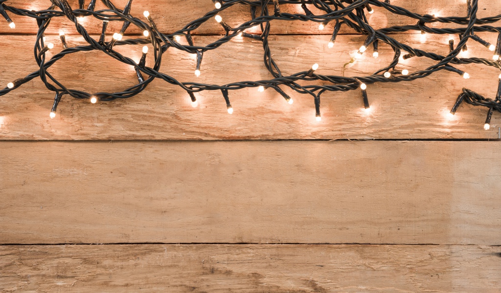 Гирлянда на деревянном фоне