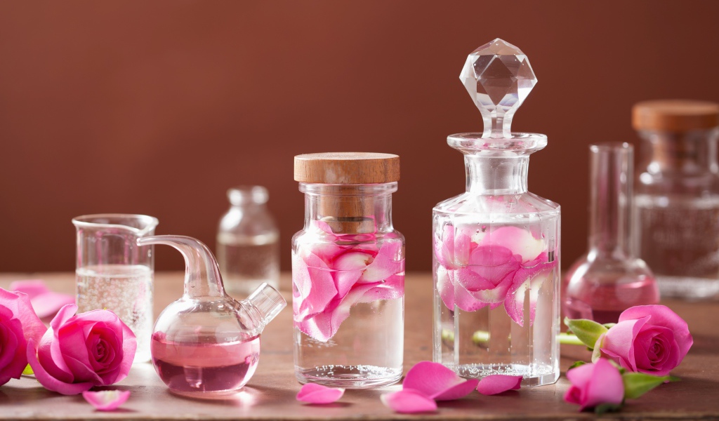 Стеклянные флаконы с ароматной водой с лепестками розы