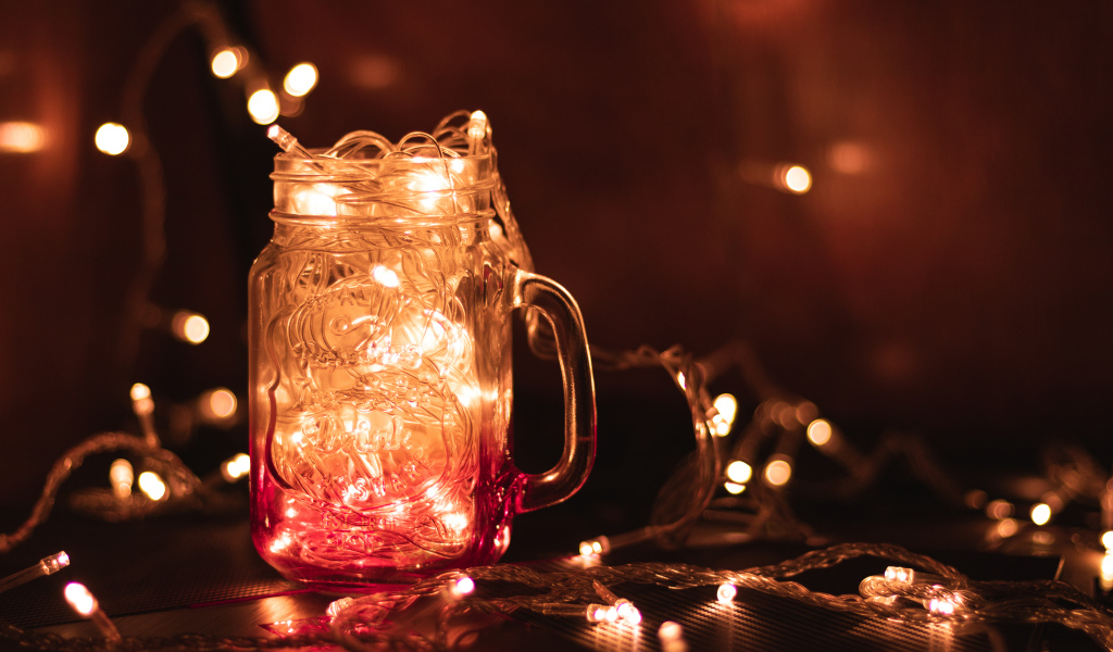 Включенная гирлянда в стеклянном кувшине