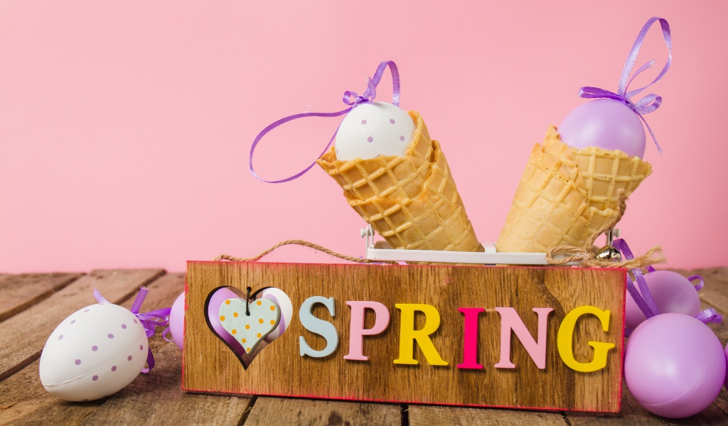 Надпись Весна на фоне вафельных рожков с яйцами