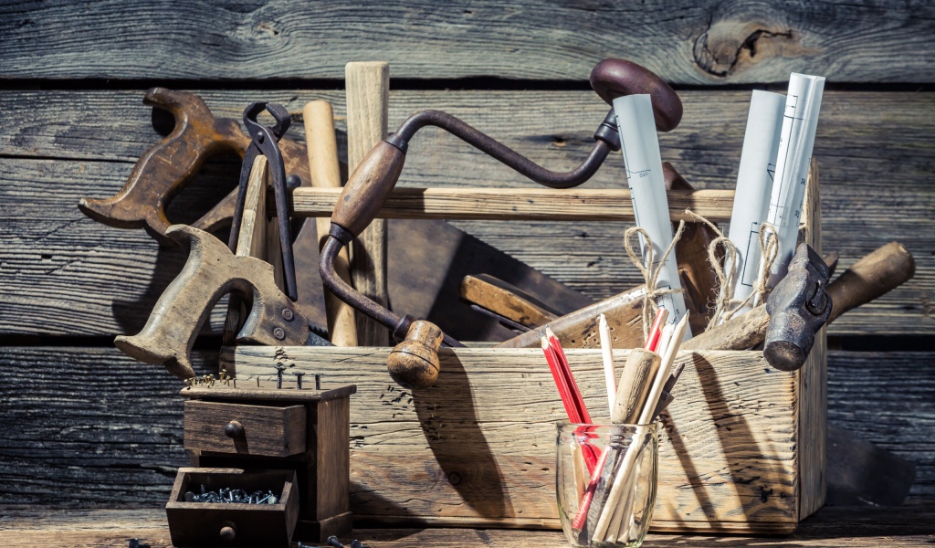 Столярные инструменты в ящике на столе