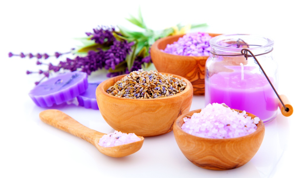 Лаванда на белом фоне с солью 