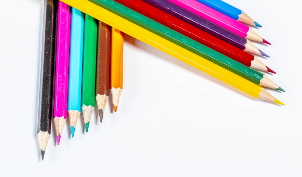 Разноцветные острые карандаши на белом фоне