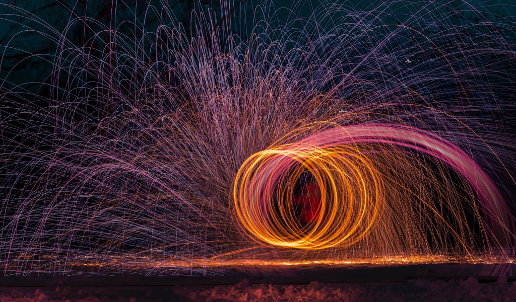 Разноцветные искры яркого фейерверка зимой 