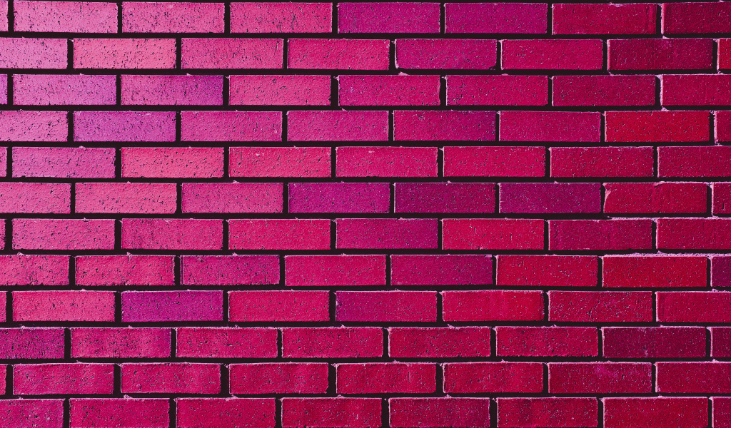 Розовая рукотворная кирпичная стена