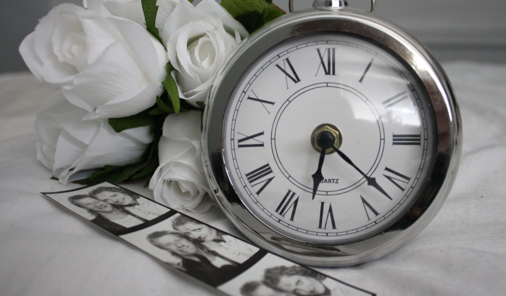 Карманные часы с розами и старыми фотографиями 
