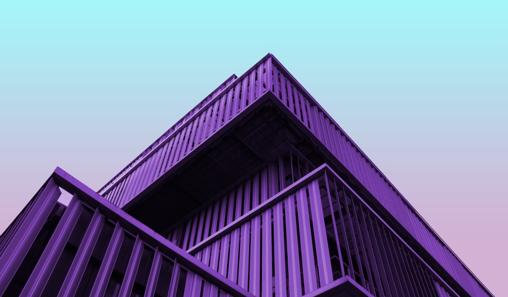 Фиолетовое архитектурное сооружение на голубом фоне