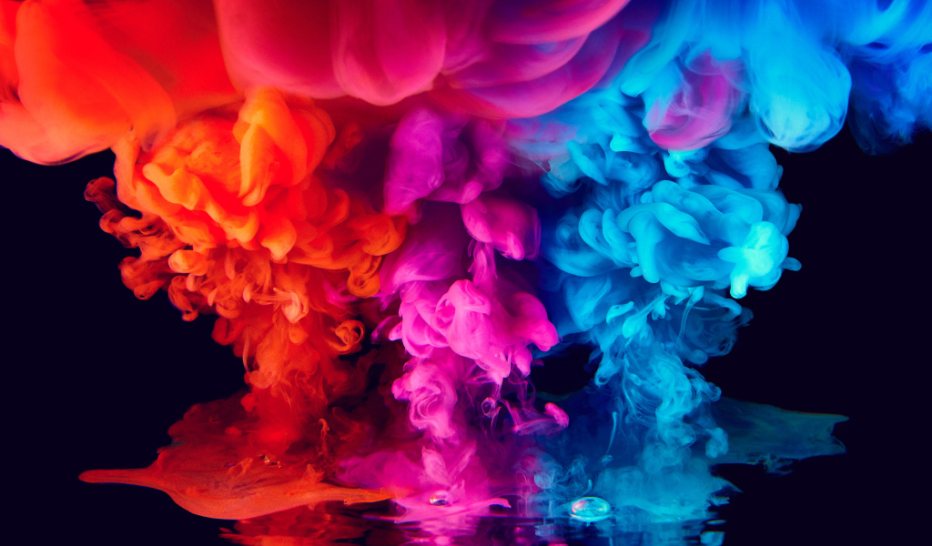 Красный, голубой и сиреневый дым на черном фоне