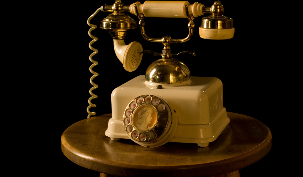 Ретро телефон на тумбочке на черном фоне