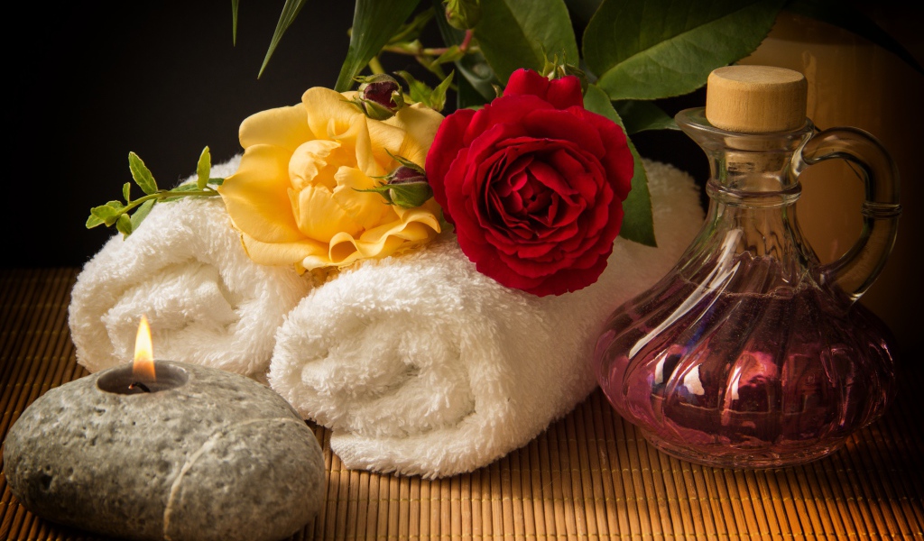 Розы, банные полотенца, свеча и ароматное масло 