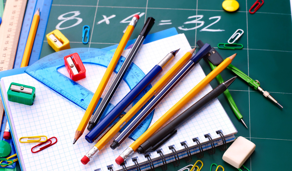 Канцелярские школьные принадлежности на столе 