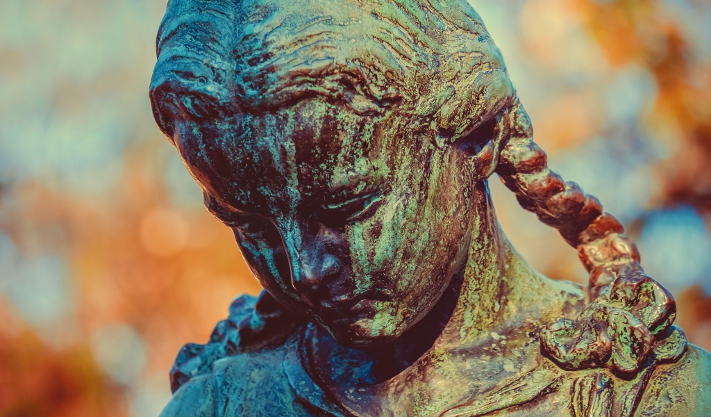 Скульптура бронзовой девочка крупным планом