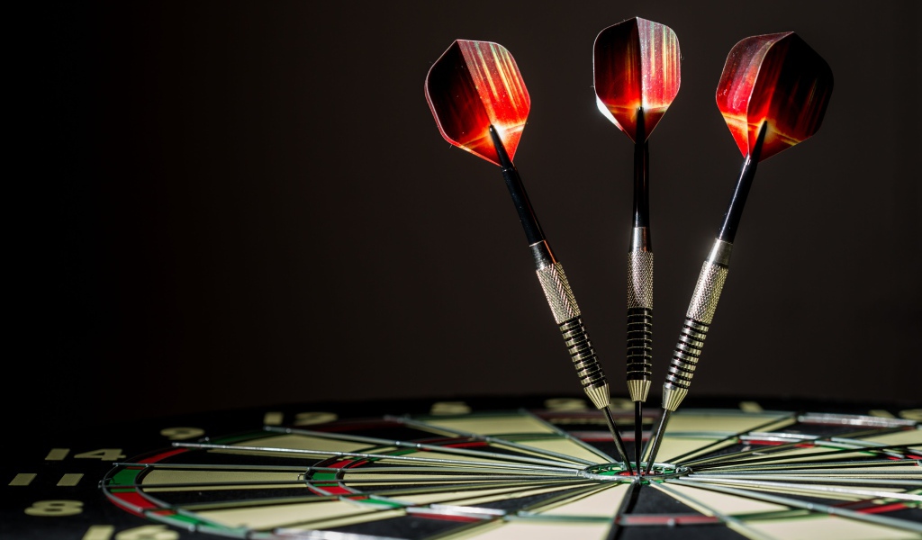 Острые дротики в круглой доске для дартса