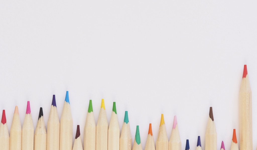 Острые карандаши на белом фоне