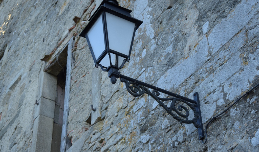 Уличный фонарь на доме