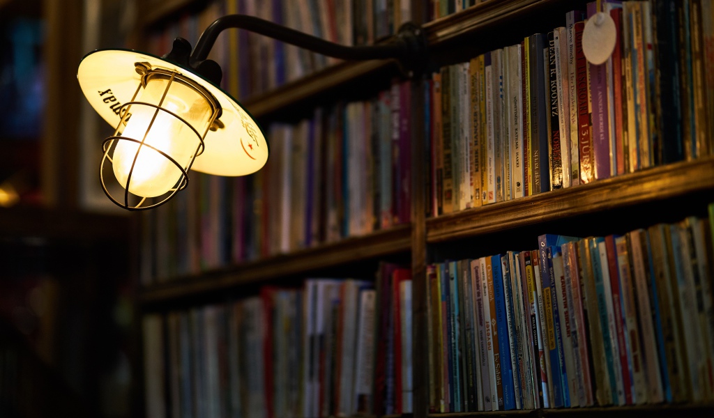 Фонарь с лампой в библиотеке