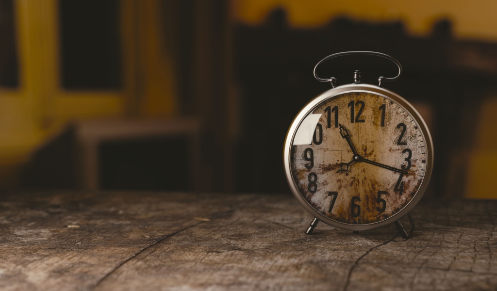 Старые часы стоят на столе в комнате