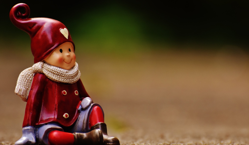 Статуэтка гнома на дороге 