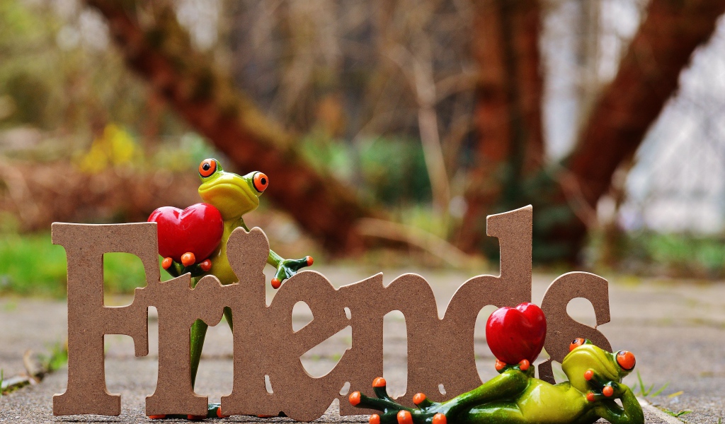 Две статуэтки лягушек с надписью 