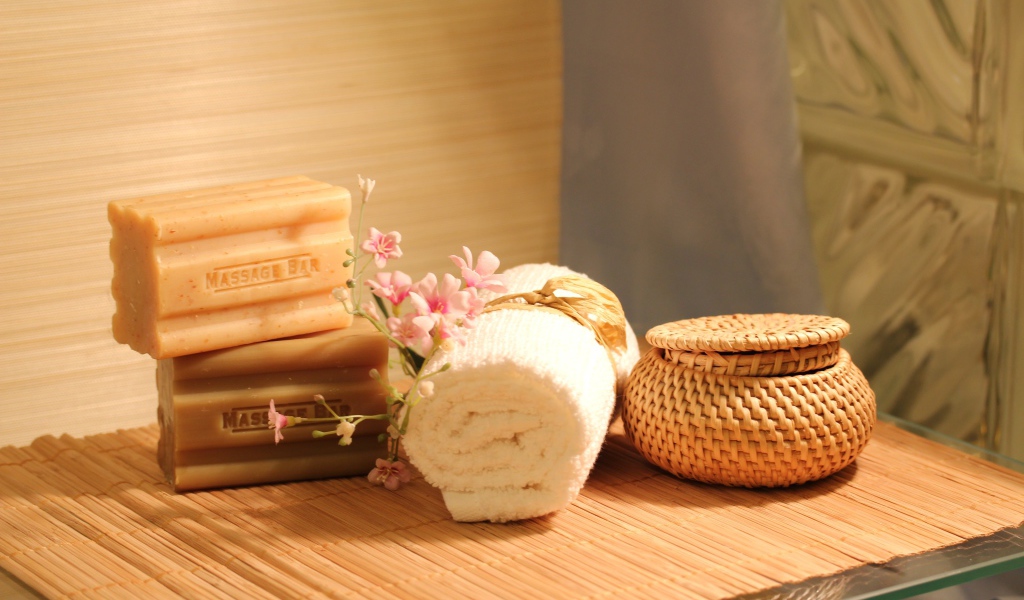 Два куска мыла на столе с полотенцем 