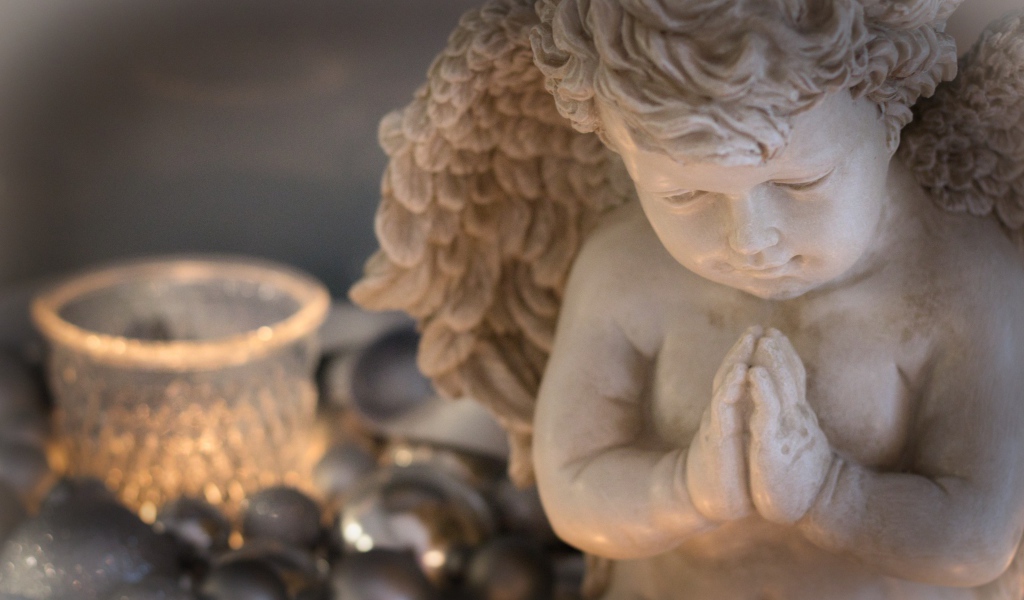 Белая статуэтка ангела крупным планом