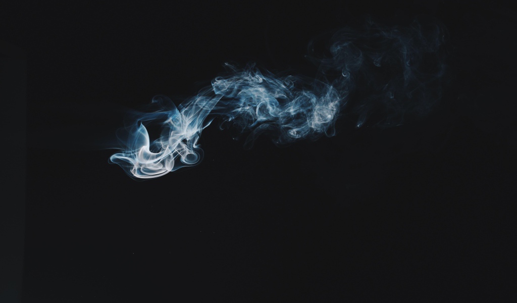 Белый дым на черном фоне 