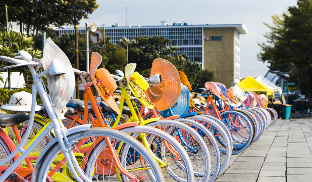 Женские велосипеды со шляпками стоят в ряд 