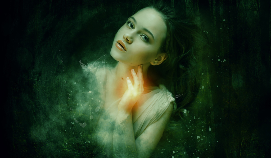 Фантастическая девушка на фоне темного леса