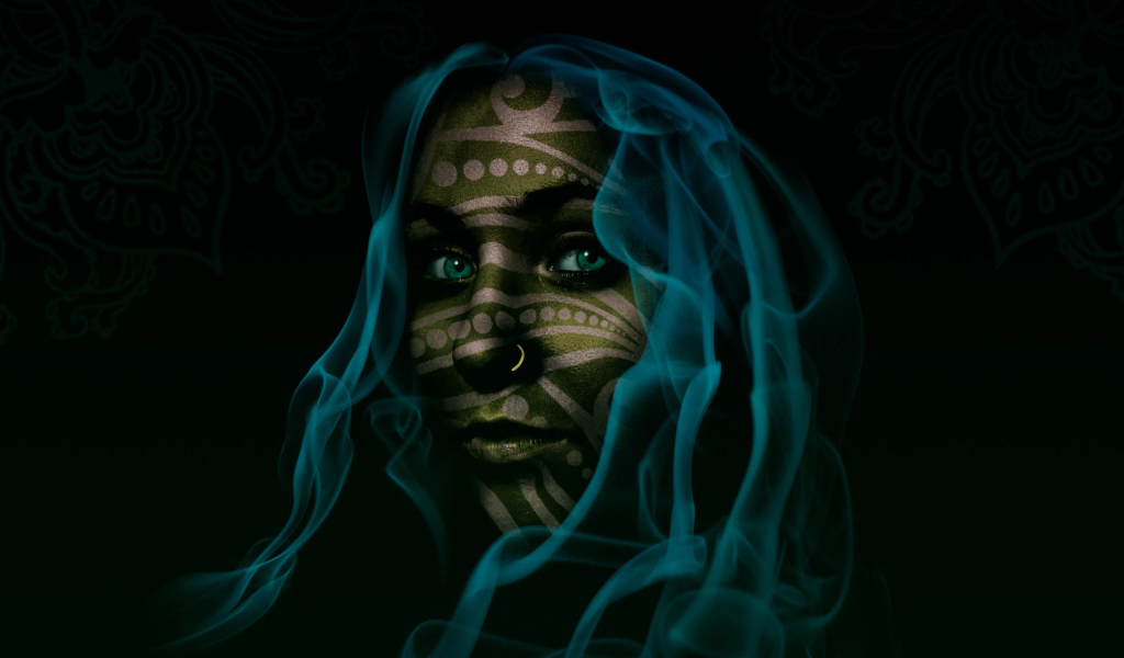 Фантастическая зеленоглазая девушка с волосами из голубого дыма