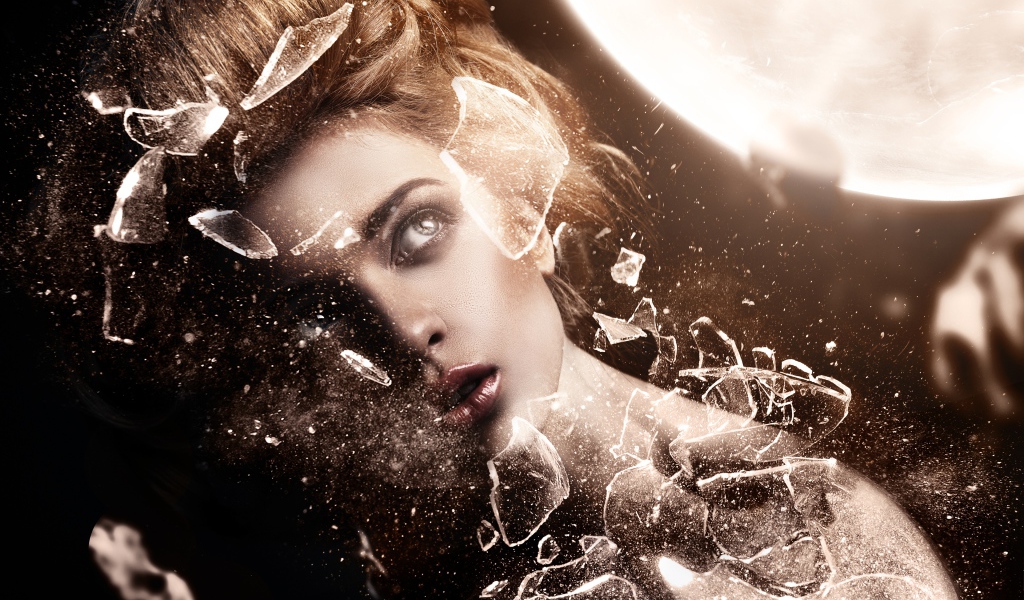 Тело девушки разбивается на осколки 