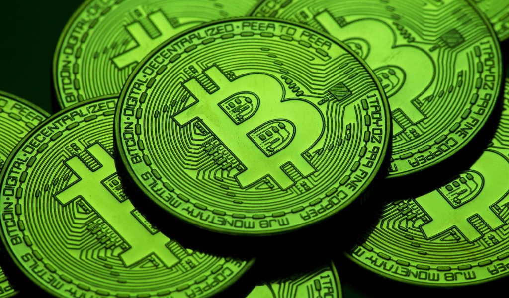 Зеленые монеты биткоин крупным планом