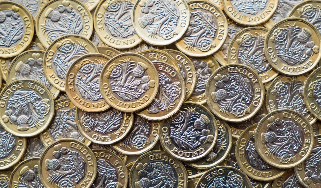 Много монет фунта стерлингов крупным планом