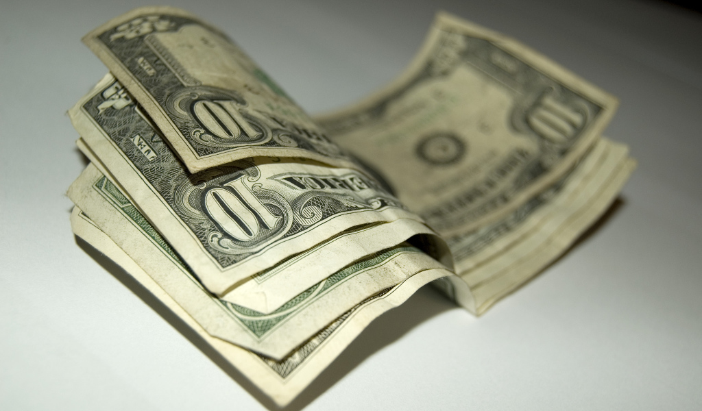 Купюры по 10 долларов на столе