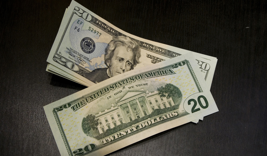 Купюры по 20 долларов на столе
