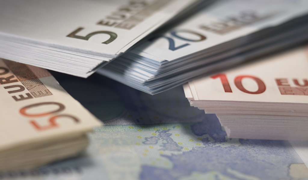 Пачки купюр евро крупным планом 