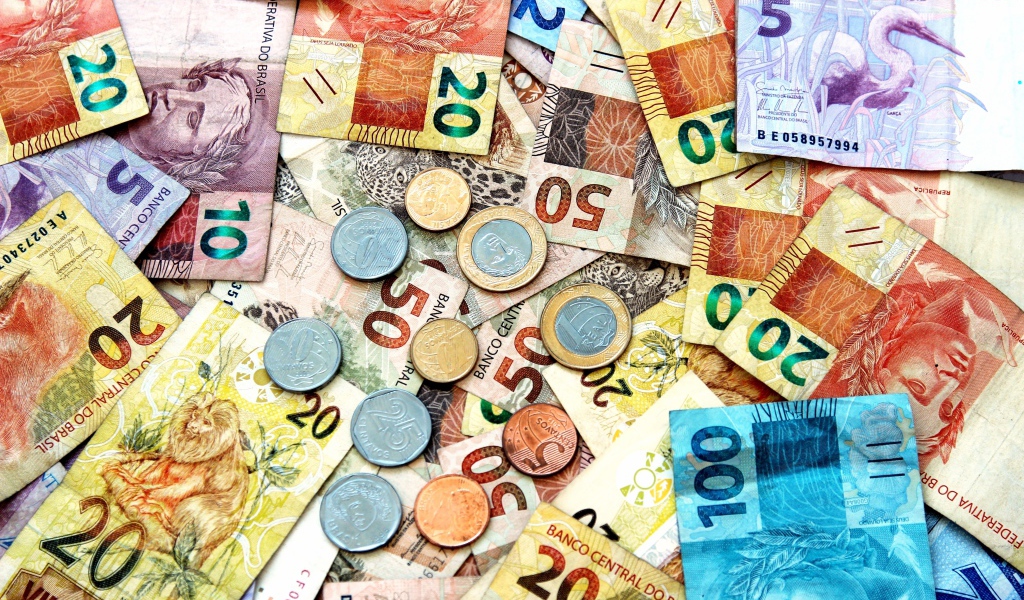 Много валюты  Бразильский реал крупным планом