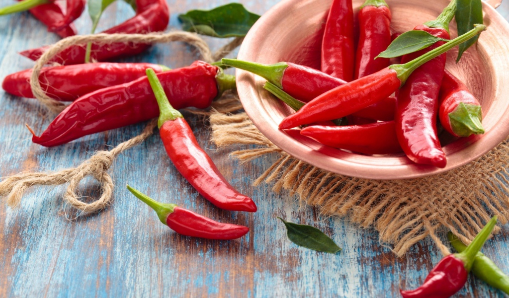 Много красного острого перца на столе