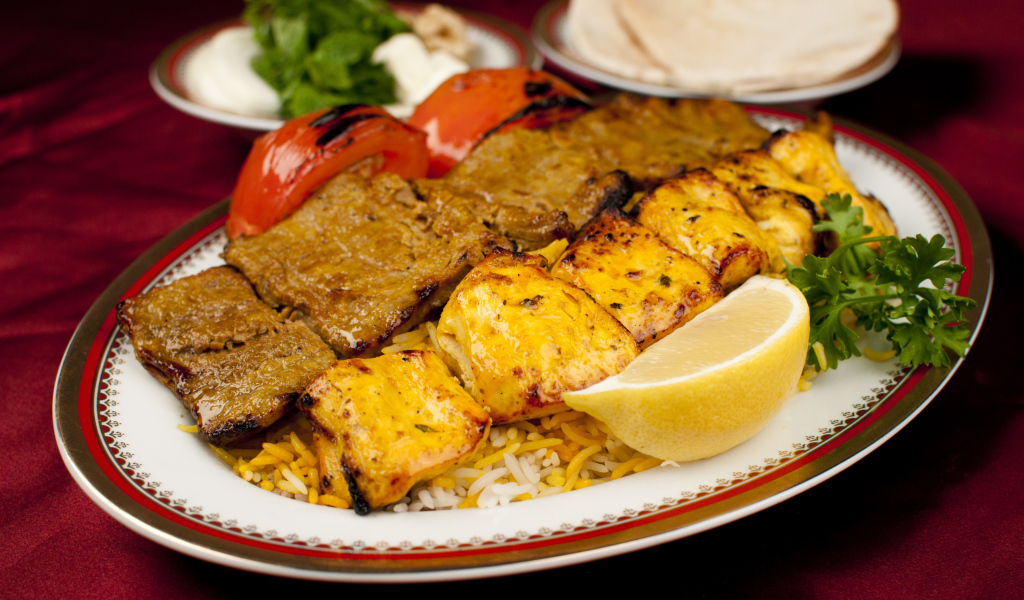 Аппетитное блюдо на тарелке с помидорами и лимоном