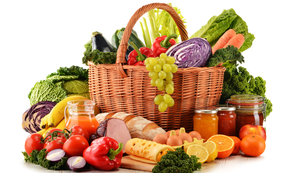 Корзина с овощами и продуктами питания на белом фоне