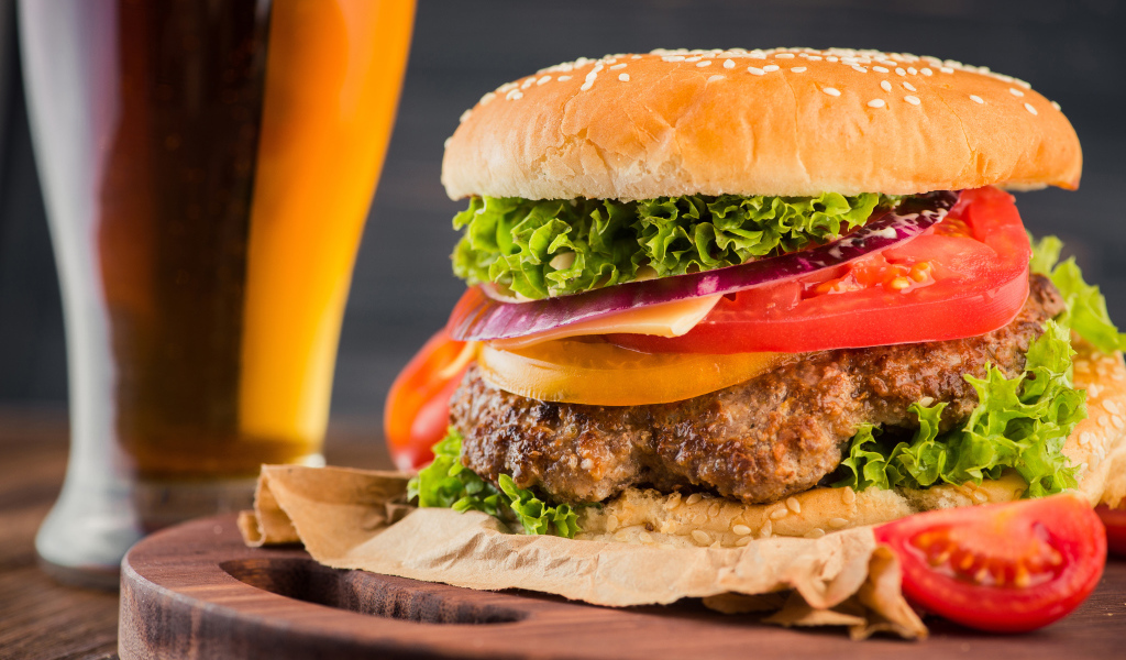 Большой аппетитный гамбургер с котлетой 