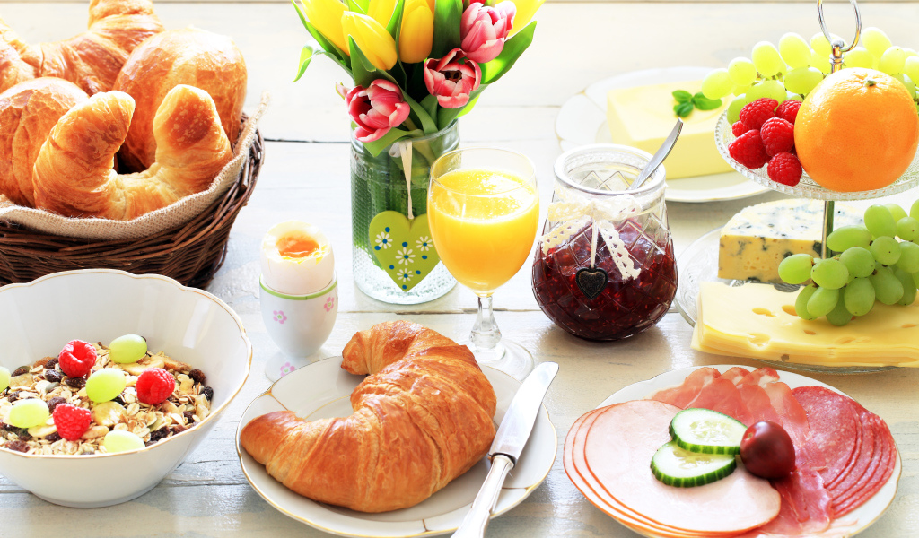 Завтрак на столе с букетом тюльпанов