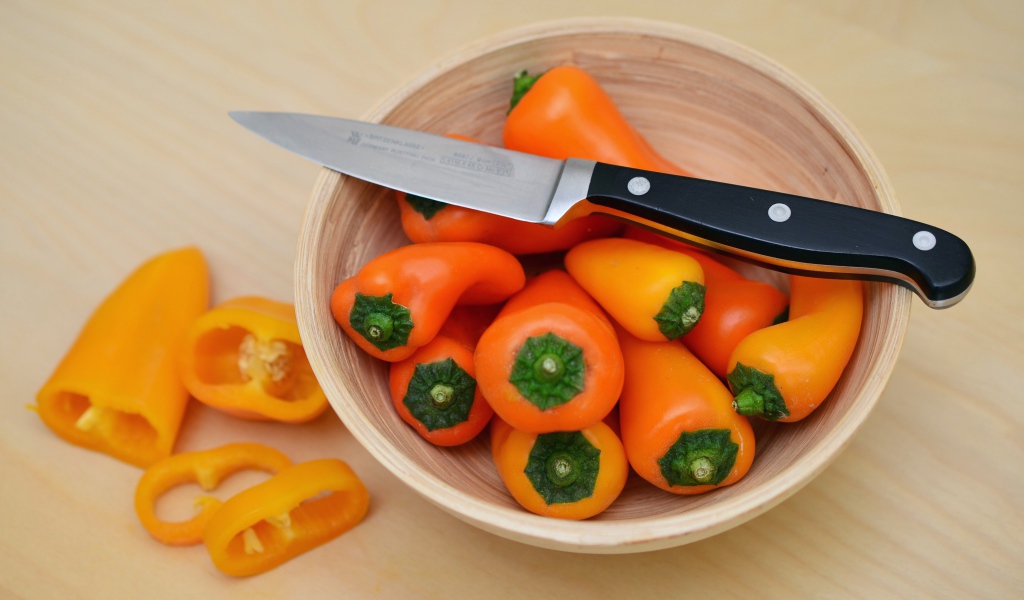 Болгарский перец в миске с ножом