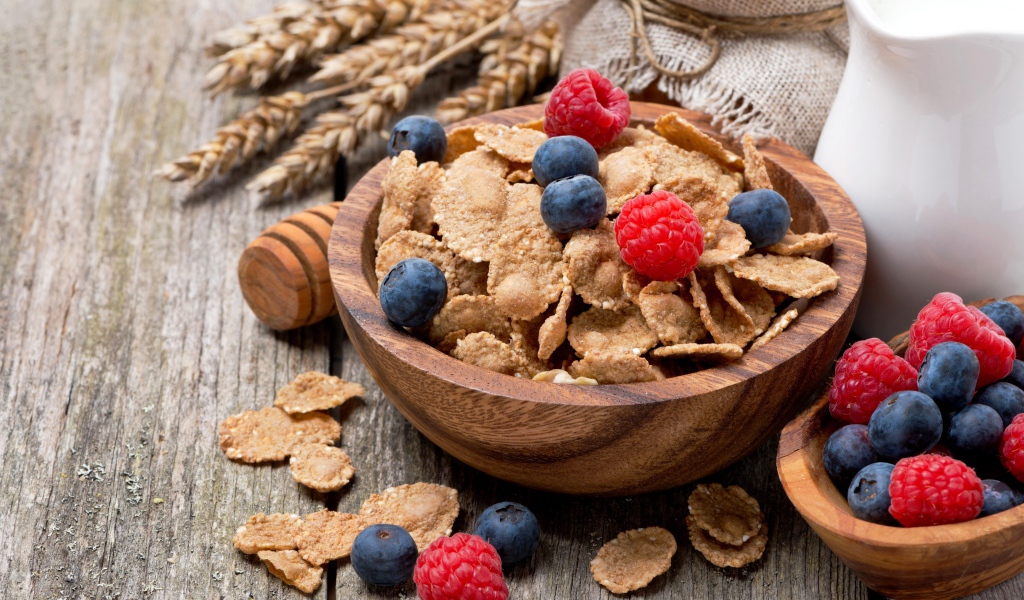 Хлопья с ягодами черники и малины на столе 